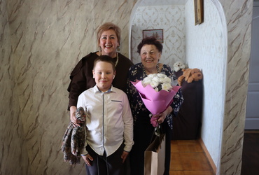 Жительницу поселка Кировский поздравили с 80‑летием.