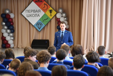 Помощник прокурора рассказал старшеклассникам Лотошинской первой школы, как не стать жертвой мошенников