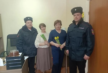 Полицейские ОМВД России «Лотошинский» в рамках акции «8 марта – в каждый дом» встретились с семьями сотрудников, погибших при исполнении служебных обязанностей