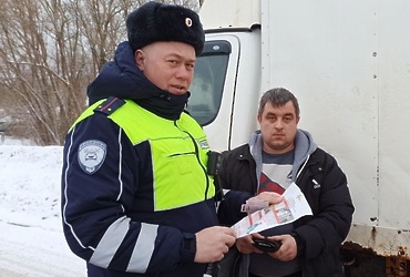 Сотрудники Госавтоинспекции ОМВД России «Лотошинский» провели с автовладельцами беседы по профилактике мошенничества