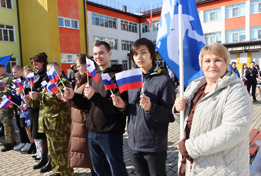 В Лотошино отметили годовщину воссоединения Крыма с Россией масштабным флешмобом