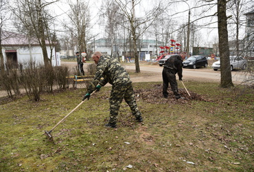 В Ушаково коммунальщики провели комплексную уборку территории возле многоквартирных домов