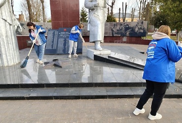 В Лотошино стартовали субботники по уборке воинских мемориалов