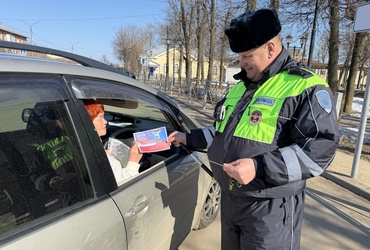 В рамках социального раунда сотрудники Госавтоинспекции провели разъяснительные беседы с водителями