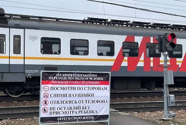 Для повышения безопасности на железной дороге, специалисты продолжают устанавливать информационные щиты на ж/д переходах и станциях