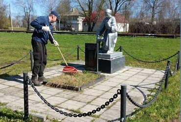 Лотошинское «Благоустройство» приводит в порядок памятники в преддверии Дня Победы
