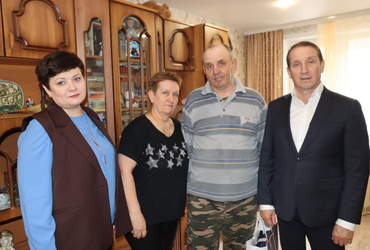 Пример мужества и верности долгу: депутаты навестили ликвидатора аварии на ЧАЭС Сергея Манеркина