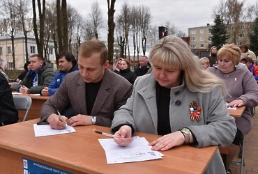В Лотошино прошёл «Диктант Победы»: свои знания о Великой Отечественной войне жители округа смогли проверить на 10 площадках