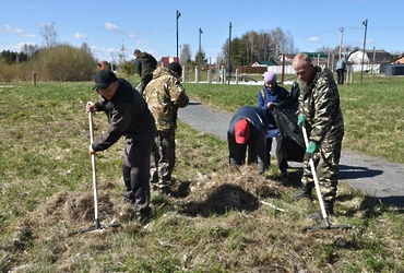 Сотрудники «Благоустройства» и волонтёры убрались на Красном ручье и в парке Славянской дружбы в рамках Всероссийского субботника