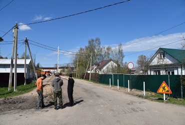 На улице Колхозной в Лотошино начали укладывать новый асфальт и тротуары