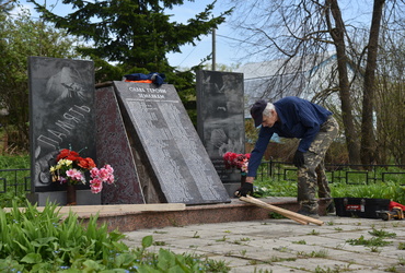 Памятник павшим землякам в Монасеино обновляют в преддверии Дня Победы