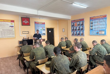 Сотрудники ОМВД России «Лотошинский» провели профориентационный урок с военнослужащими