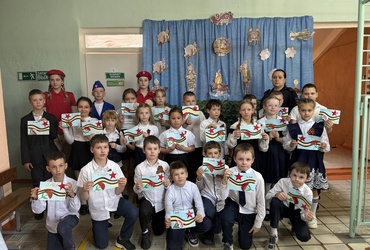 Сотрудники Госавтоинспекции провели мероприятие, приуроченное ко Дню Победы, для учащихся начальных классов. Автоинспекторы провели урок памяти «Дороги, которые  привели к победе»