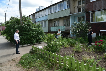 Алексей Куликов проверил состояние дворовых территорий в деревне Введенское