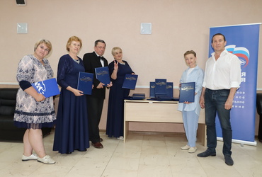 Участникам коллектива академического хора «Благолепие» вручили папки для выступлений