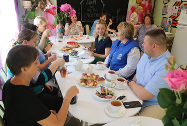 Лотошинские партийцы поздравили с праздником сотрудников семейного центра помощи семье и детям
