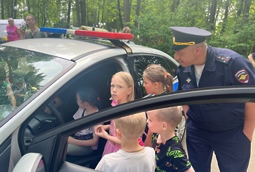 Сотрудники ОМВД России по г.о. Лотошино и общественник провели акцию для детей «Полиция и я – хорошие друзья!» в парке культуры и отдыха