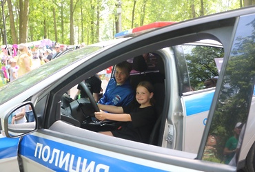 Партийцы провели смотр полицейской техники для детей