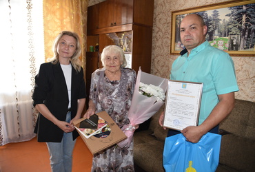 Александр Шагиев поздравил жительницу округа с юбилеем