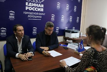 Сергей Сретинский вместе с партактивом «Единой России» провели прием населения