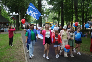 Гордо реют символы российские