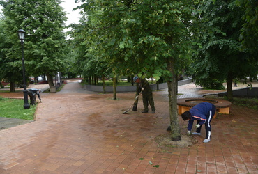 Сотрудники «Благоустройства» привели в порядок Сквер Победы и Почтовую площадь