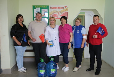 Единороссы поздравили специалистов переливания крови