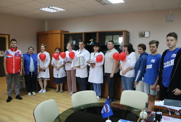 Медиков поздравили с праздником