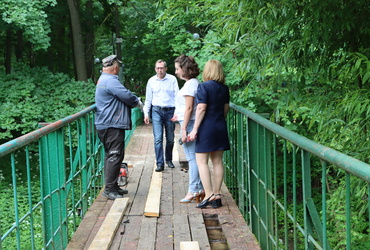 Проходит ремонт пешеходного моста, соединяющего парк и центральный стадион поселка