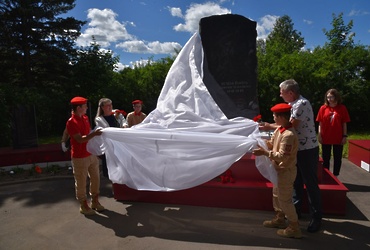Партийцы торжественно открыли мемориал в Микулино после ремонта