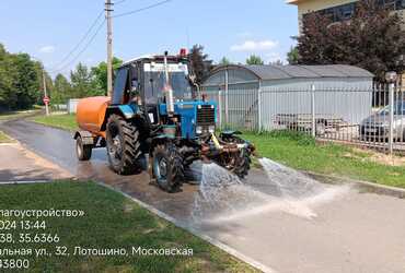 В жаркую погоду сотрудники МУ «Благоустройство» проводят полив дорожного полотна