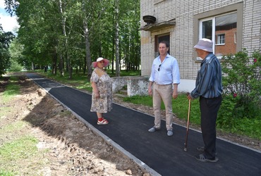 Очередной обход территории села Микулино провел заместитель главы городского округа Лотошино Алексей Куликов