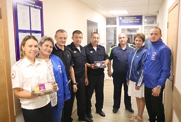Лотошинские партийцы поздравили с профессиональным праздником сотрудников Госавтоинспекции