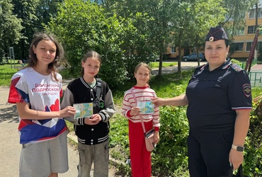 В г.о. Лотошино Госавтоинспекторы и волонтеры провели профилактические беседы с детьми