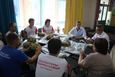 Сергей Сретинский передал рюкзаки в пункт сбора гуманитарной помощи