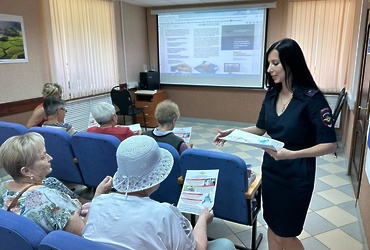 Полицейские и общественница ОМВД России по г.о. Лотошино провели  акцию «Мошенничеству – стоп!»