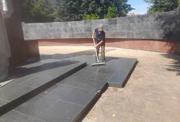 Сотрудники МУ «Благоустройство» наводят порядок в Сквере Победы посёлка Лотошино