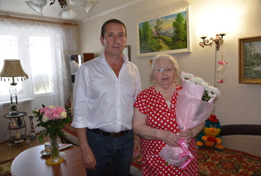 Жительницу посёлка Кировский поздравили с юбилеем