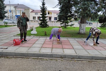 Сотрудники Лотошинской ДШИ привели в порядок аллею звезд