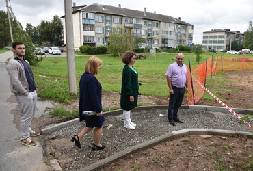 Александр Шагиев проверил работы по строительству детской площадки в деревне Ушаково