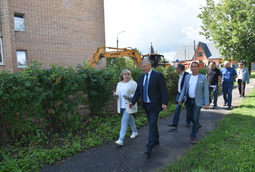 Заместитель председателя Московской областной Думы Александр Калтайс осмотрел работы по замене труб теплотрассы