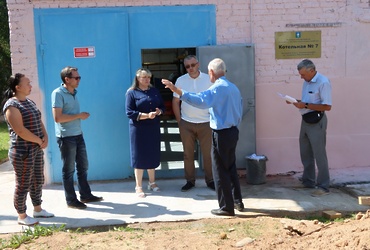 Секретарь местного отделения Екатерина Долгасова проверила ход работ по ремонту котельных округа