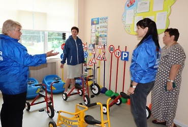 Партийцы напомнили детям о дорожной безопасности