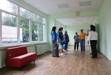 Партийцы проверили ремонт в одной из школ округа