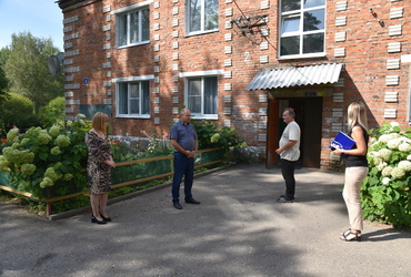 Александр Шагиев проверил уборку территорий в посёлке Большая Сестра