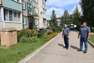 Александр Шагиев проверил благоустройство территорий в посёлке Новолотошино