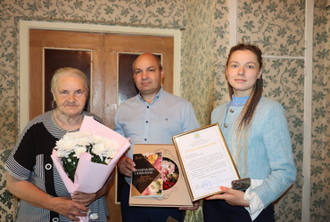 Жительницу поселка Новолотошино поздравили с юбилеем
