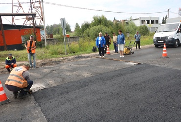 Партийцы проверили ремонтные работы на автодороге