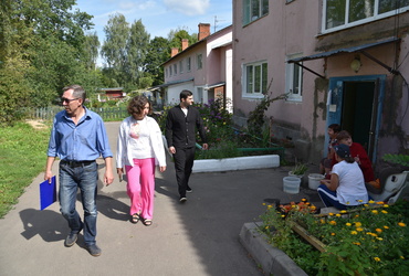 Замглавы проверил уборку центра посёлка Лотошино