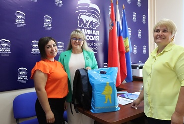 Лотошинские единороссы передали наборы со школьными принадлежностями семье участника СВО